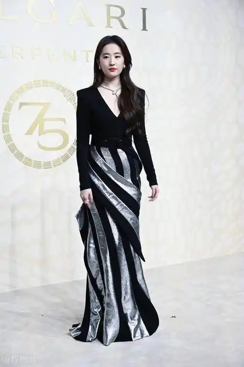 刘亦菲晒新年照,烫卷发,穿白裙,配长靴,果然是美而不自知!