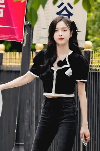 吴宣仪紧身牛仔裤近拍,都是嫩妞,和许佳琪你们更想上哪个?哪个活好