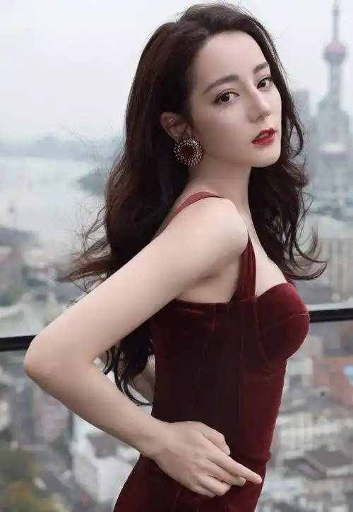 而除了高颜值之外,迪丽热巴的身材也是让人非常的羡慕.