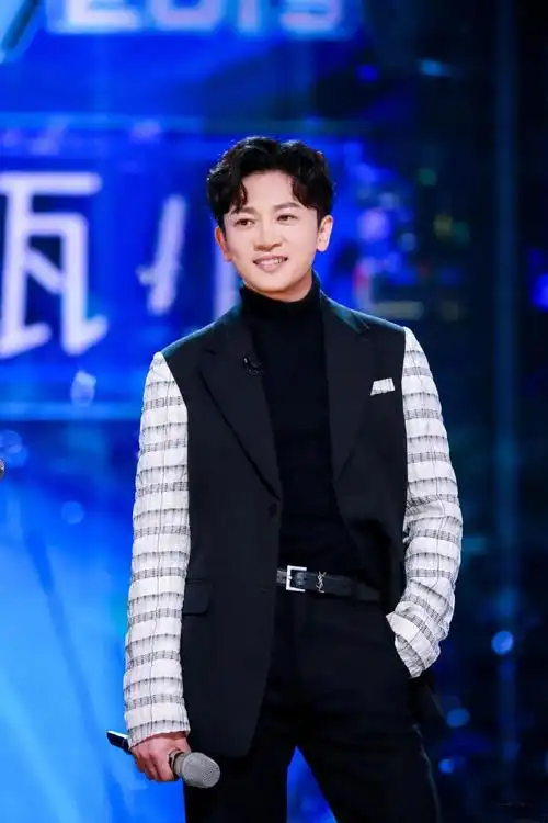 原创47岁苏有朋晒肌肉照,造型依旧青春帅气,这发量看起来像20岁