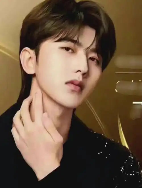 蔡徐坤刘雨昕同姿势大片,甚至连下颌角都一模一样,你被谁帅到了-度小