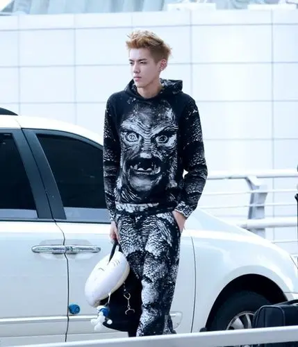 新晋男神吴亦凡机场时尚街拍 百变造型玩转十大风格