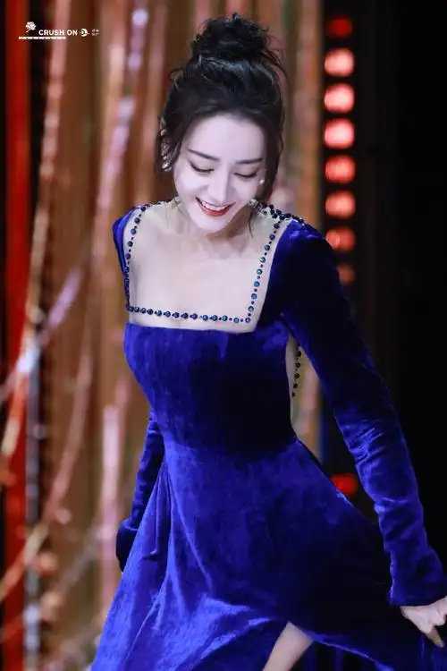 迪丽热巴超话丨#迪丽热巴蓝色丝绒长裙#210607 拾光盛典红毯 生图95