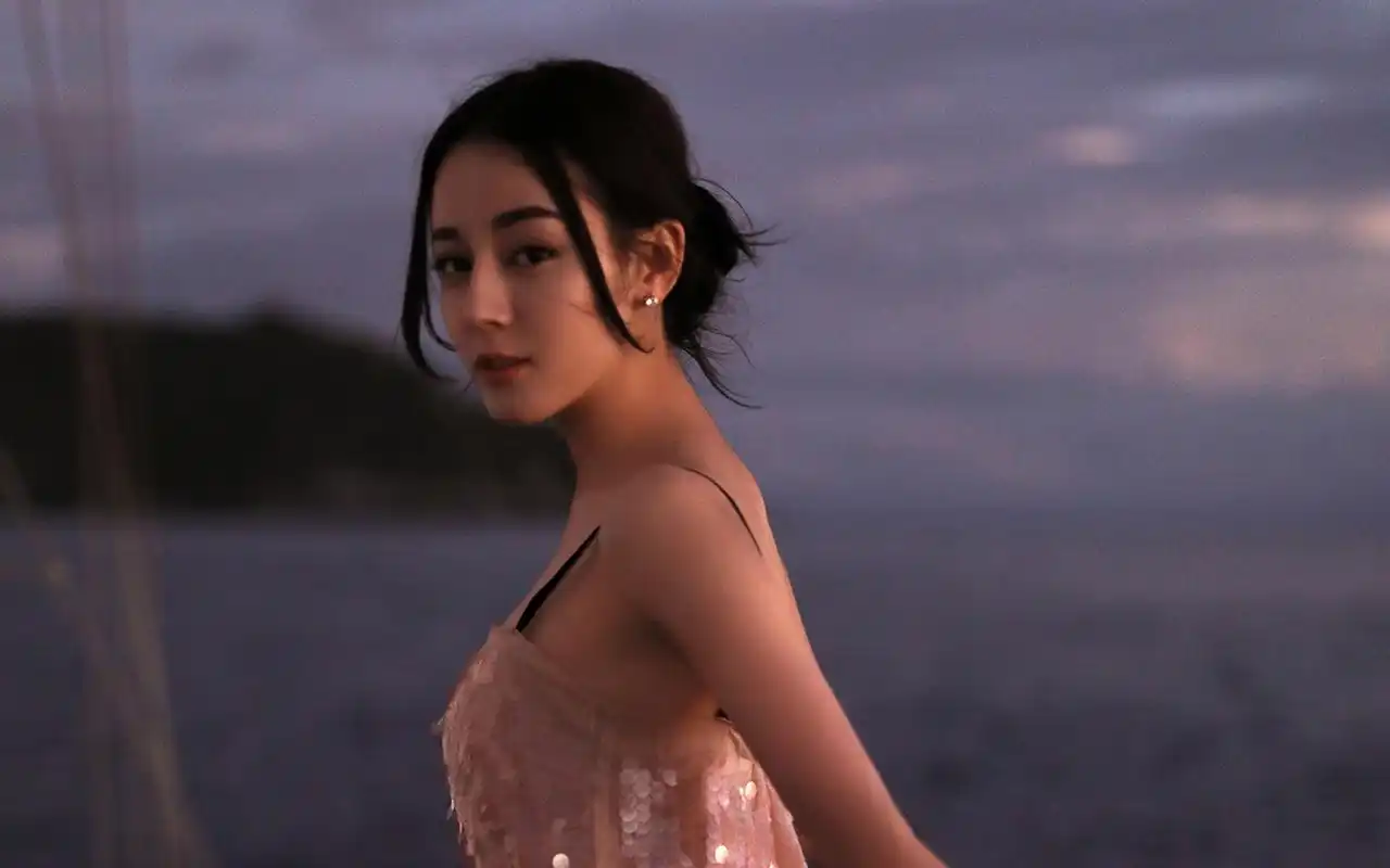 迪丽热巴夕阳下唯美性感写真壁纸