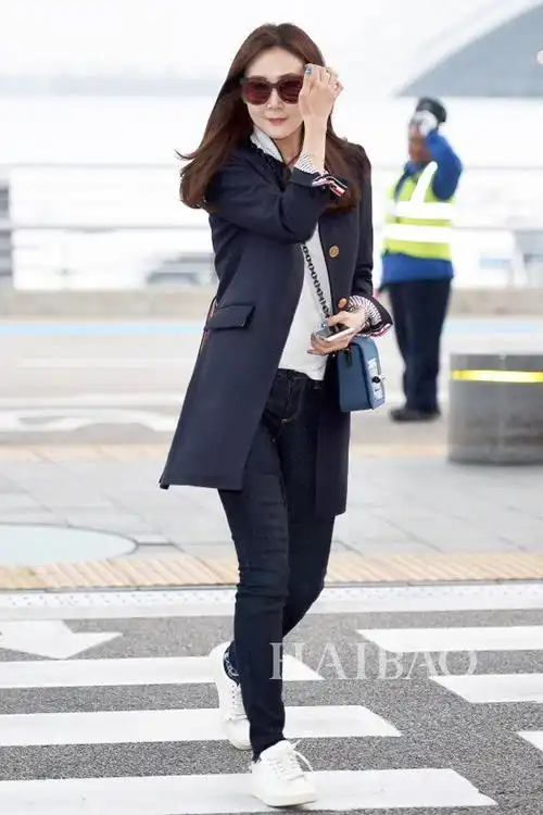 崔智友10月21日韩国仁川机场街拍:身着桑姆·布郎尼 (thom browne)