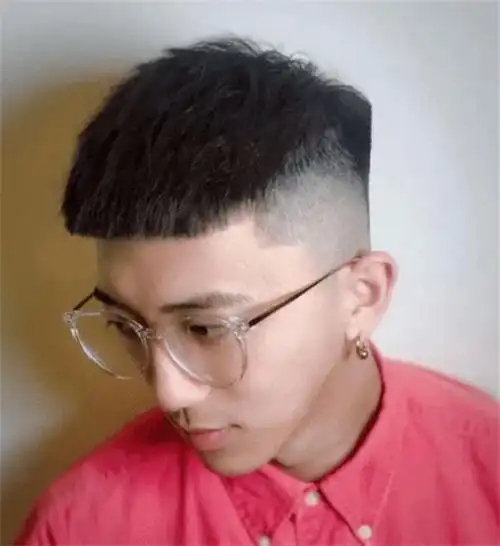 两边铲想要剪得不那么成熟,一定是要两边"掏空"一下的,掏空之后头发会