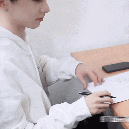 马嘉祺真的太适合白色了,奶呼呼的大帅哥,眼睛里有星星