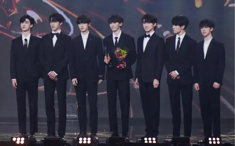 【tnt时代少年团】210228微博之夜获奖:年度人气团体_哔哩哔哩_bili