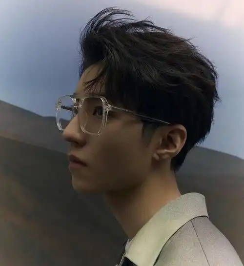 王俊凯:从青涩少年到"全民偶像",究竟是如何快速成长的?