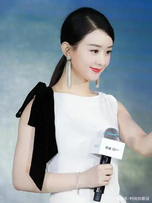 赵丽颖复出荣耀归来北京首秀,一身白色丝绒礼服温婉大气柔美靓丽