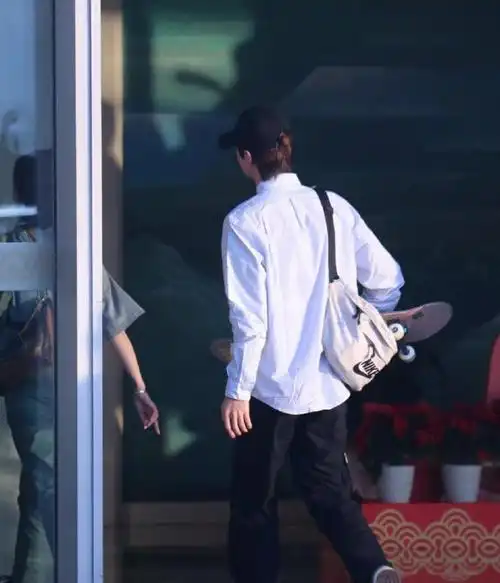 这是王一博的背影照,走路带风的样子气场十足!