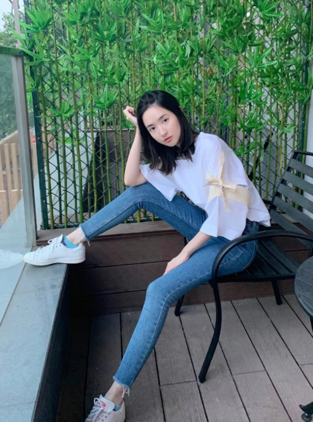 《夏至未至》李嫣然,实际也是一个"腿精",穿裙子明艳动人