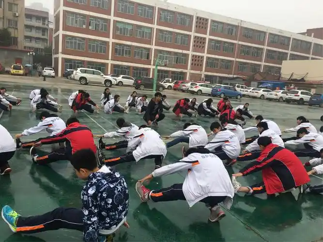 张轩凡老师带领学生做徒手操