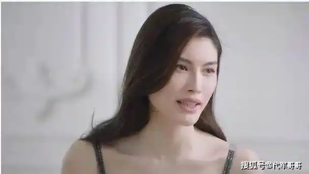 18年前,她靠着给李咏砸金蛋为生,如今摇身一变成了国际超模_节目_何穗