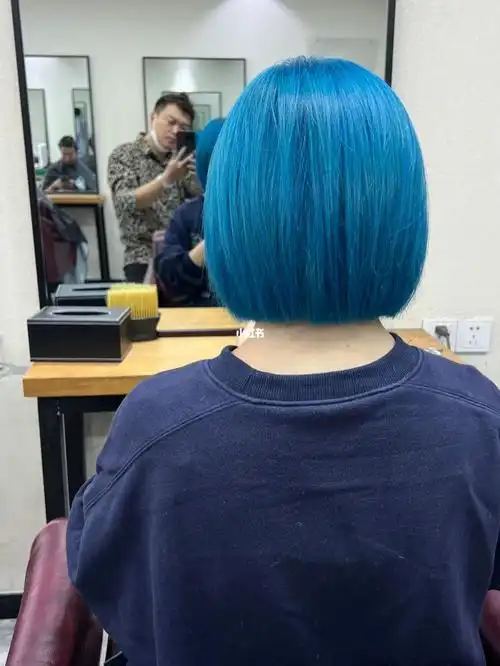 冰蓝色头发06染完白了几个度真的简直不要太好看了夏天真会让人心动