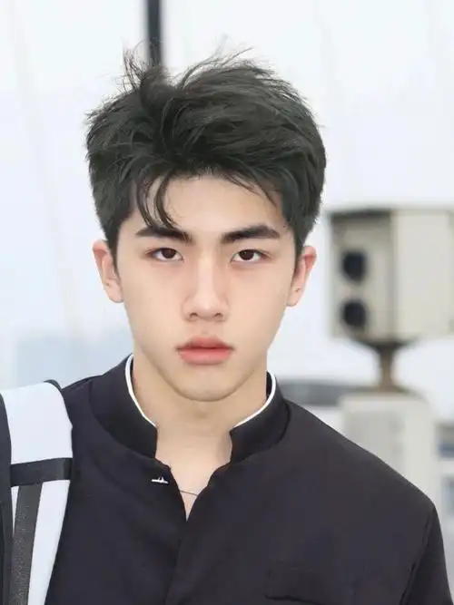 两侧铲短露耳鬓角留长,顶部长度一厘米左右微蓬松,刘海要长要碎三七