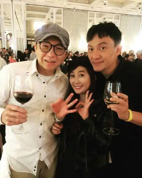 张震举办宴会庆祝出道30周年#据台媒报道,张震和妻子庄雯如于12 112