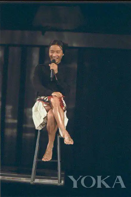 张国荣天生属于舞台,衣着造型千变万化,当他站上舞台,那就意味着top