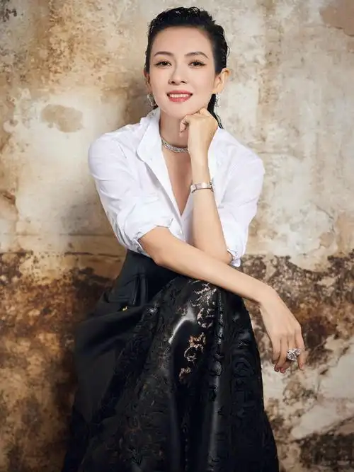 章子怡亮相巴黎时装周,镂空拼接皮裙搭配白衬衫,优雅大气__财经头条