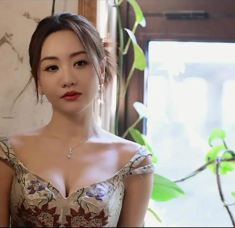 杨蓉身穿一袭绣花吊带深v连衣裙,展现出她的优雅与性感.