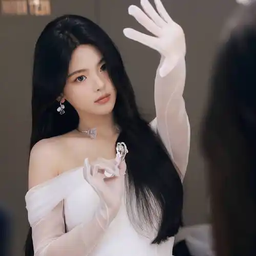 杨超越穿抹胸纱裙超靓丽!肤白貌美大长腿太性感撩人_星八卦_扒娱乐