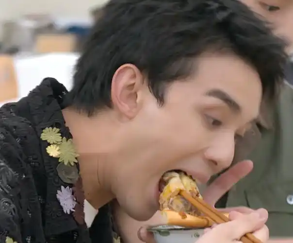 吴磊录制《拜托了冰箱》,吃饭的坐姿太霸气,网友:你是个偶像啊