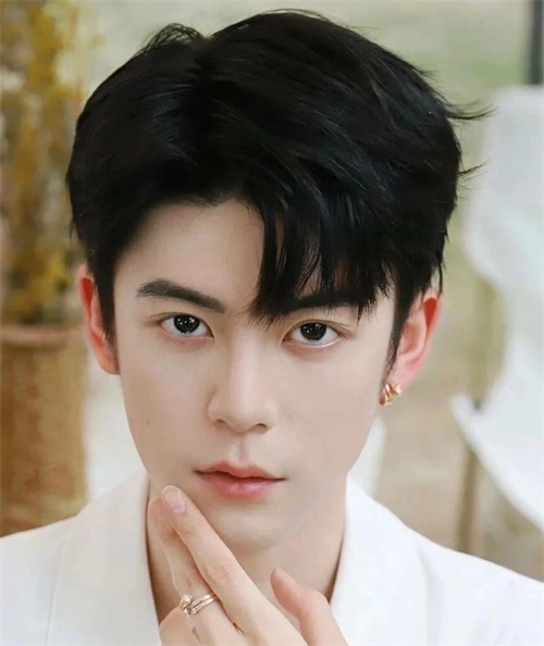 王嘉尔同款三七分发型,一侧烫高的刘海垂坠在眉毛,小心机的修饰脸型