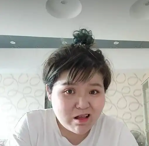 郭老师拍三亚宣传大片,穿淡黄长裙漫步海边,妆容精致