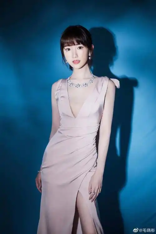 新晋女神毛晓彤,性感甜美身材可人