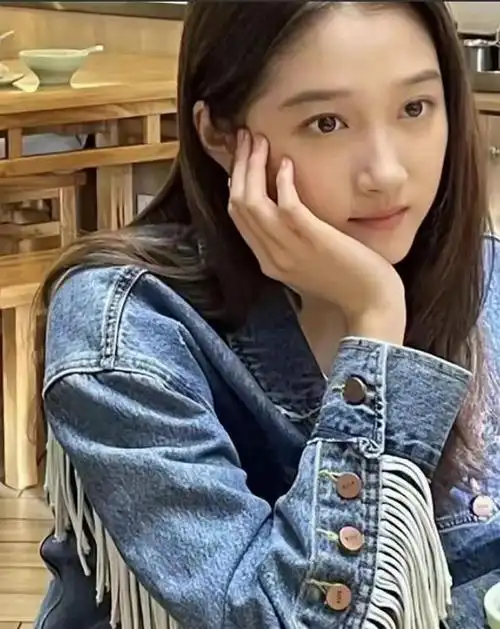 关晓彤素颜剧照曝光手指纤细皮肤白皙网友难怪鹿晗喜欢她