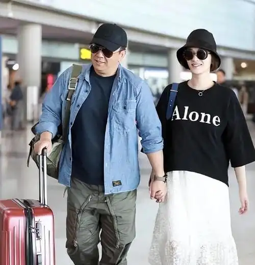 李小冉携富豪老公现身酒会她穿衬衫嫩如学生大6岁的他像爸爸