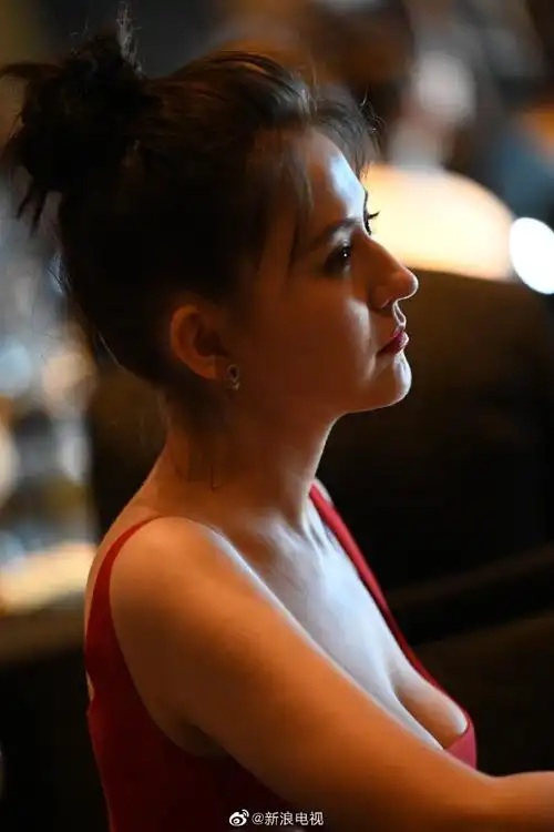 热依扎吊带红裙造型##热依扎生图