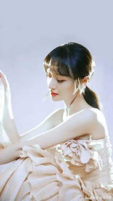 参加国剧庆典的女演员郑爽:天鹅颈蝴蝶背,身上自带光芒