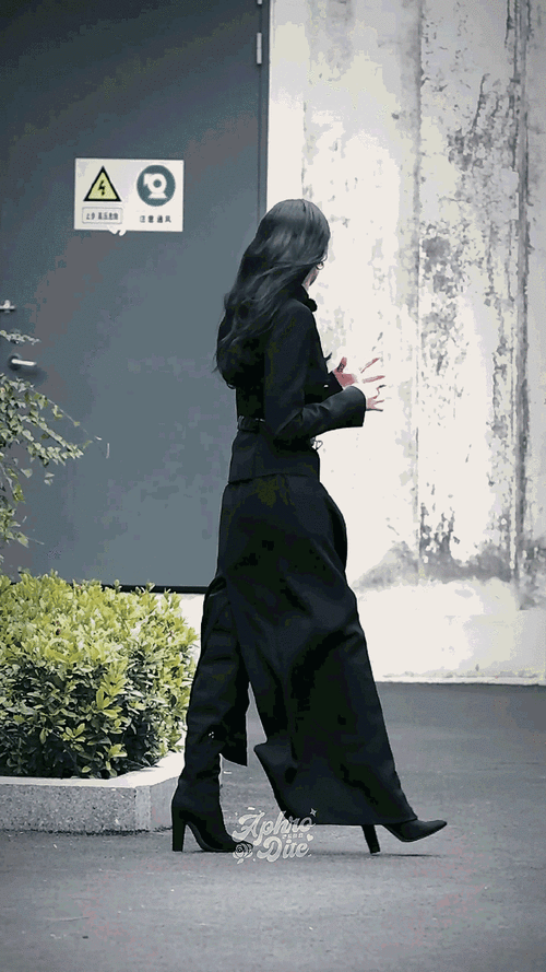 这个回眸也得更新在那个二维码上了    #迪丽热巴御姐回眸##御姐风的