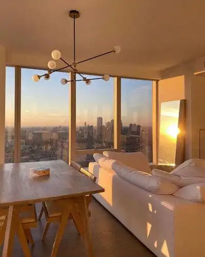 阳光洒落到房间