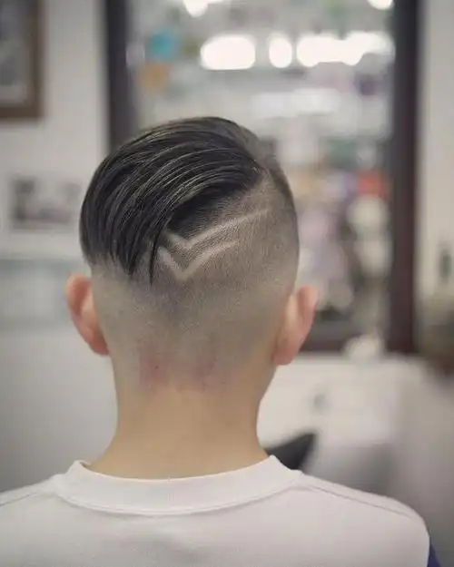 作为一位发型博主,我为大家整理了几款热门的小男孩发型,包括飞机头