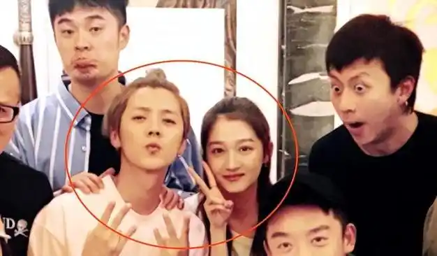 事实证明和鹿晗挺过七年之痒的关晓彤已经走上了另一条道路