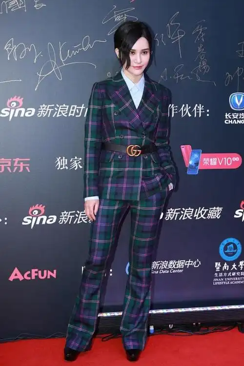 尚雯婕气质太man了一身中性风穿搭帅气值不输小鲜肉