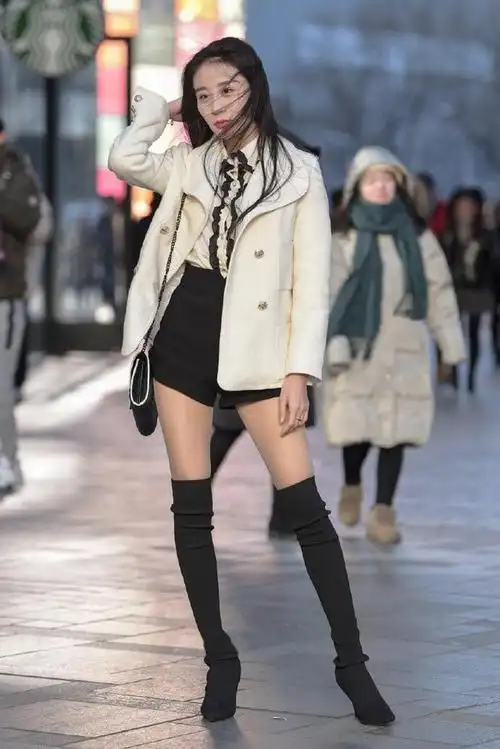 嫌靴子没有个性姐姐选择了穿袜靴看样子就很捂脚