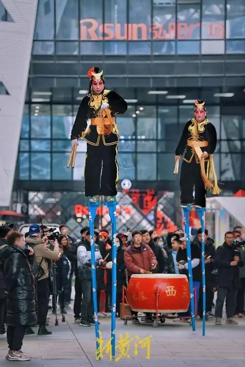 高跷民俗表演闹小年 | 镜相_腾讯新闻