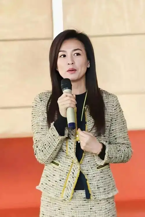 50岁张庭随老公亮相,穿小香风裙气质干练,林瑞阳贴身倚靠秀恩爱