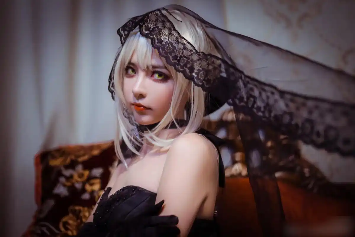 酷酷的高颜值妹子扮演saber黑婚纱造型!感觉相当有还原度啊!
