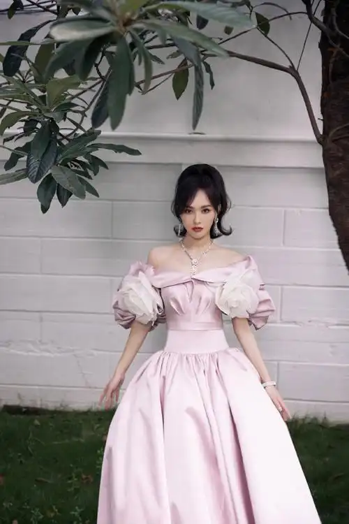 唐嫣裙子上的花朵好大##唐嫣粉色花朵一字肩裙