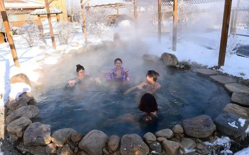 天然温泉水冬日泡汤好去处绝对不亏
