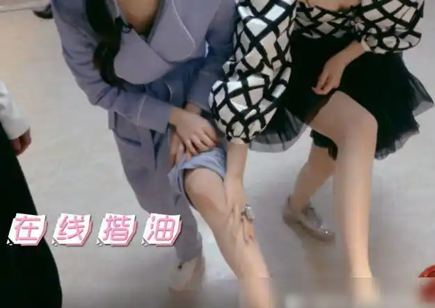 上帝是公平的给宋轶的脸开了门却忘记给腿开天窗对比戚薇差距太明显