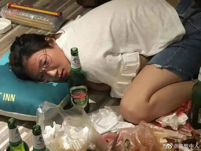 偷拍女生深夜喝醉后的样子!哈哈哈哈