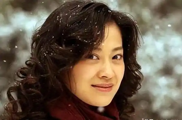 尽管《北京故事》并未掀起轩然大波,但不久之后,她便在导演叶大鹰的