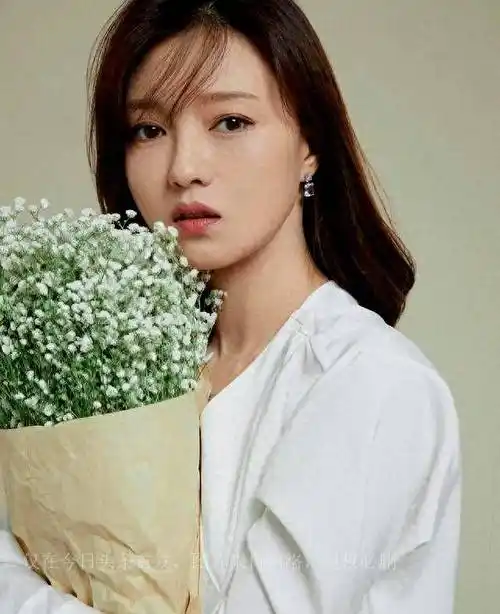 她是矢野浩二的妻子,傅晶45岁了还没有结婚,看起来依然很有少女感!