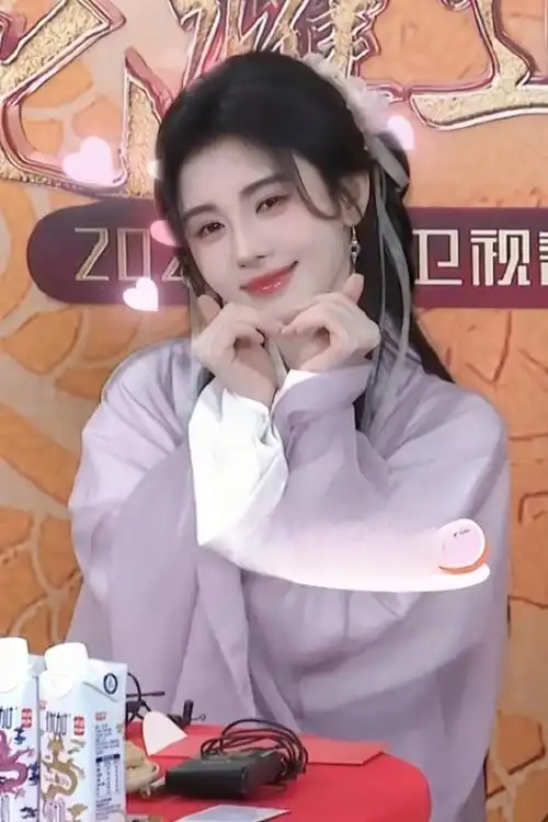 可爱宝宝比心五连拍请查收~#鞠婧祎龙年比心五连拍#·#在微博过寒假