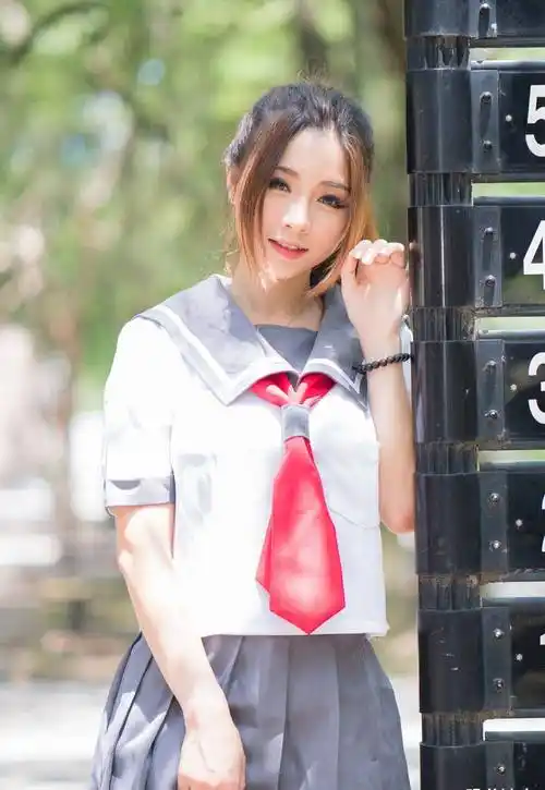 穿水手服的台女生,在校园里面拍写真,甜美有了,但差了几分青春_气息